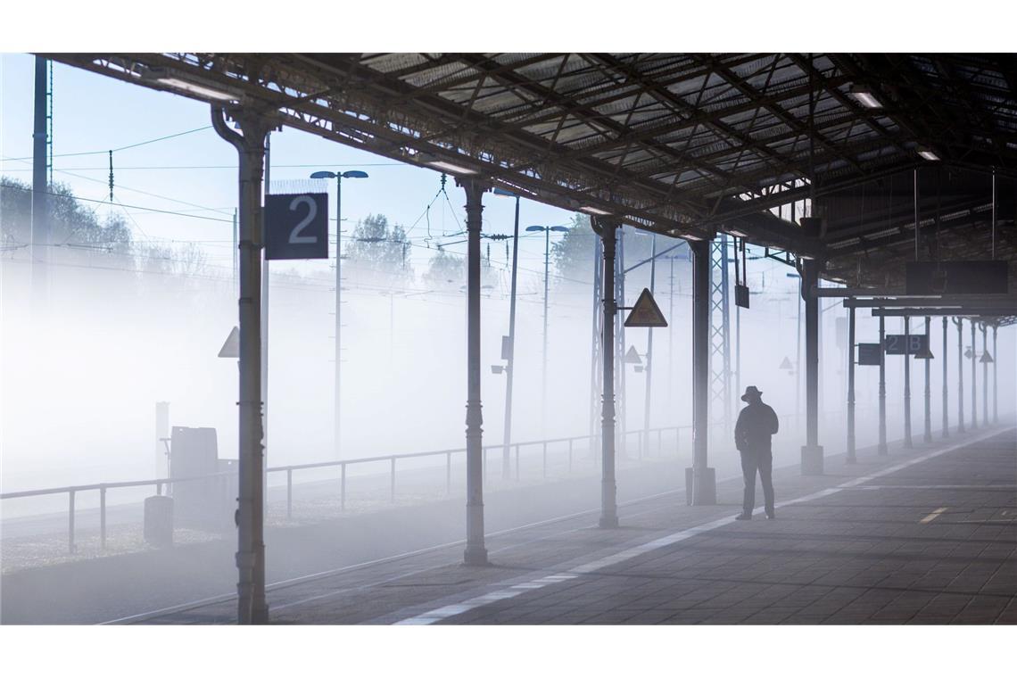 Ein dunkler Schatten im Nebel. Kein Film. Ein Reisender wartet in Wismar auf den Zug.