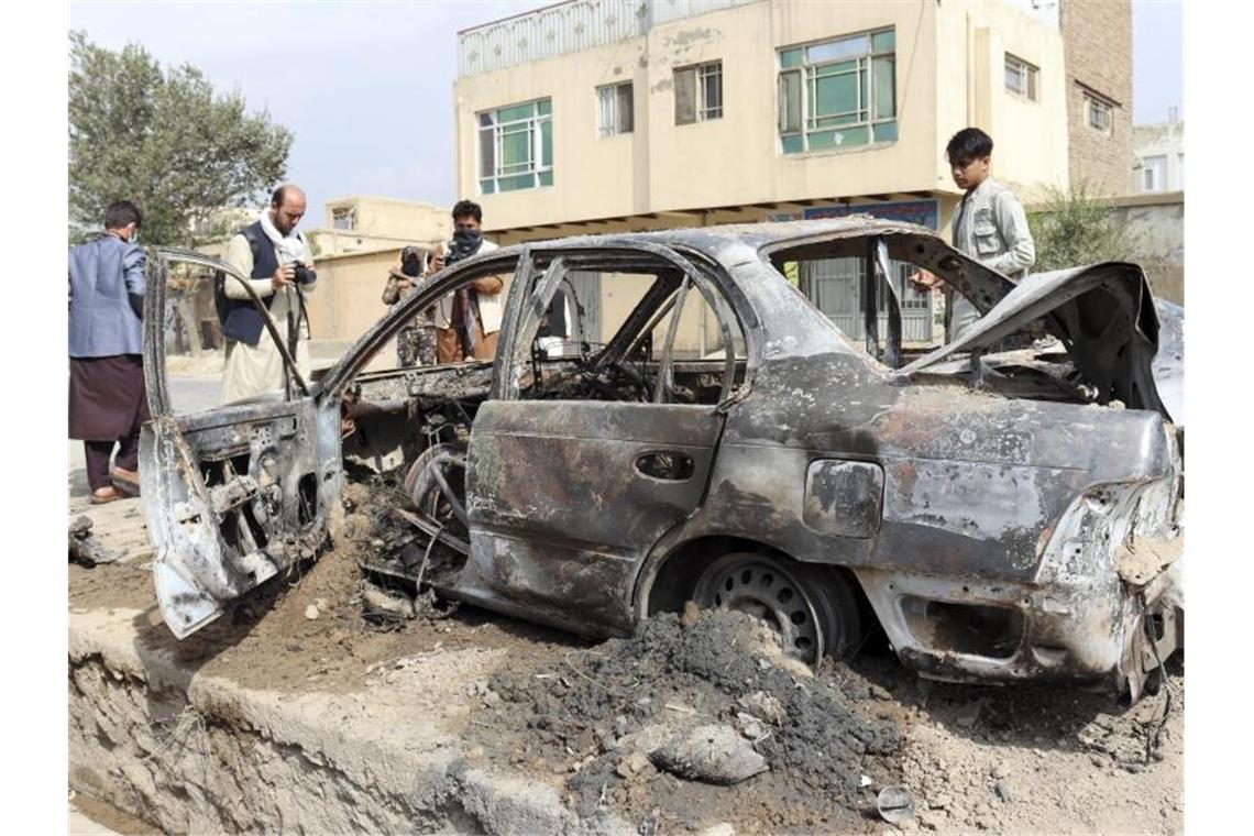 Ein durch den Raketenangriff zerstörtes Auto in Kabul. Foto: Khwaja Tawfiq Sediqi/AP/dpa