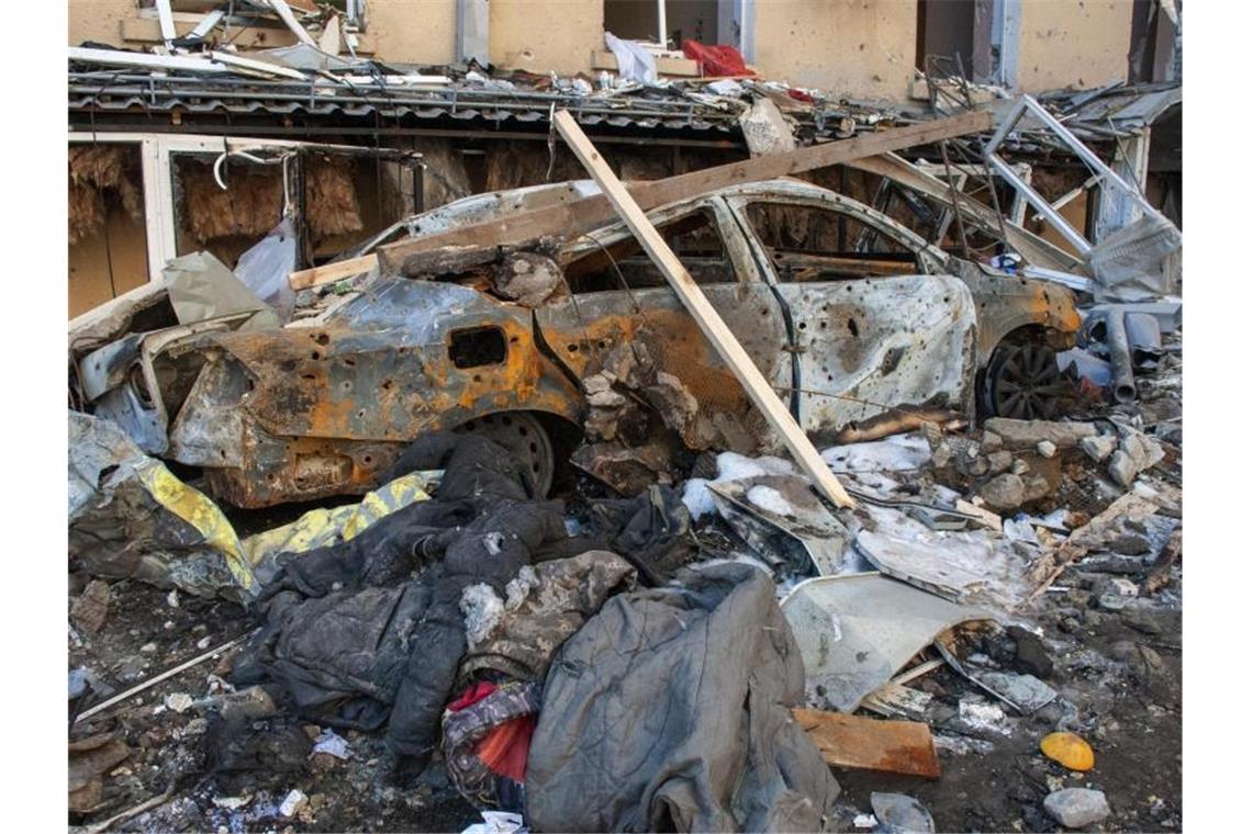 Ein durch Granatenbeschuss zerstörtes Auto steht auf einer Straße in Charkiw. Foto: Andrew Marienko/AP/dpa