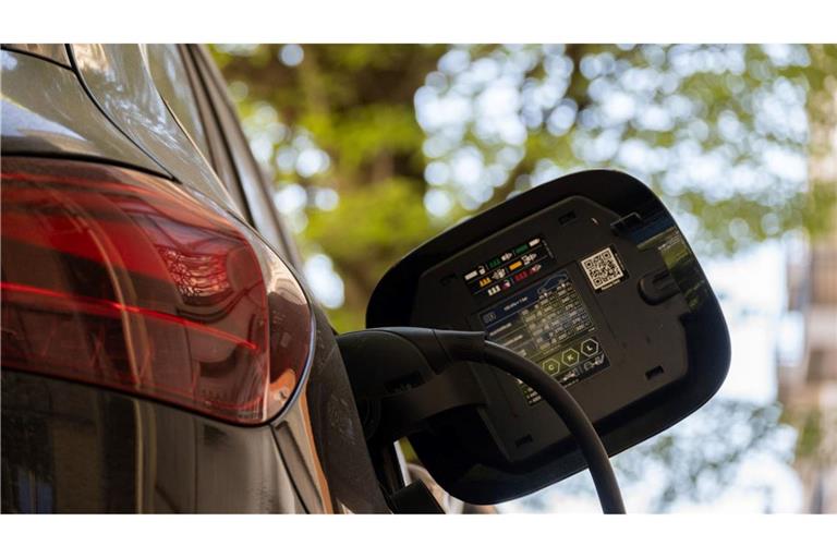 Ein E-Auto an einer Ladesäule. Im zweiten Quartal haben sich laut "E-Barometer" der HUK Coburg so viele private Autokäufer für ein E-Auto entschieden wie seit Streichung des "Umweltbonus" Ende 2023 nicht mehr. (Symbolbild)