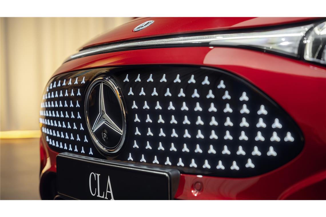 Mercedes CLA im Test: Zwischen Fahrfreude und Touchscreen-Frust Ein E-Auto braucht keinen Kühlergrill – Mercedes hat sich dennoch dazu entschieden, ihn beizubehalten. Das Panel wird beleuchtet durch 142 LED-Sternchen.