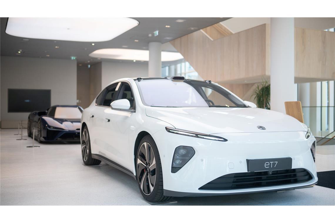 In Deutschland fahren kaum chinesische Automarken Ein E-Auto des Modells ET7 steht im Nio House Berlin. (Archivbild)