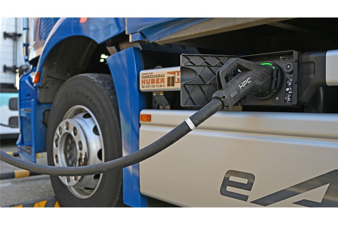 Ein E-Lkw wird auf dem Gelände einer Spedition in Zwickau geladen. Entlang der Autobahnen fehlt es nach Branchenangaben an einem gut ausgebauten Netz an Ladestationen für Lkw.