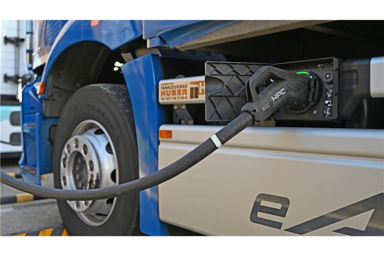 Ein E-Lkw wird auf dem Gelände einer Spedition in Zwickau geladen. Entlang der Autobahnen fehlt es nach Branchenangaben an einem gut ausgebauten Netz an Ladestationen für Lkw.