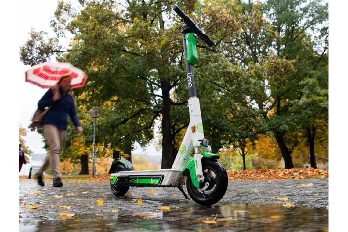 Ein E-Scooter steht auf einer Straße. F. Foto: Tom Weller/dpa