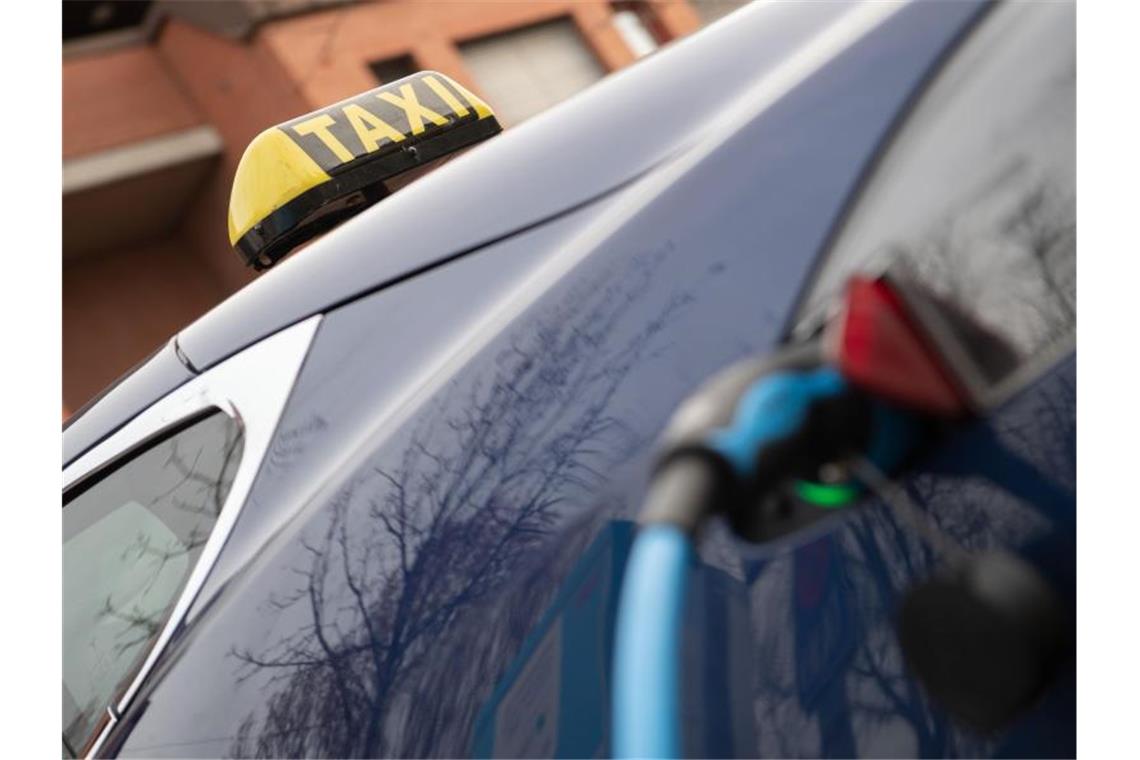 Erste Stuttgarter Schnellladestation für E-Taxis am Netz Ein E-Taxi steht an einer E-Taxi-Schnellladestation. Foto: Marijan Murat/dpa