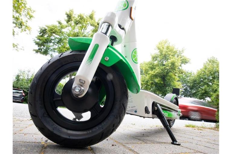 Ein E-Tretroller, auch E-Scooter genannt, steht auf einem Parkplatz am Straßenrand zum Mieten. Foto: Christian Charisius/Archiv
