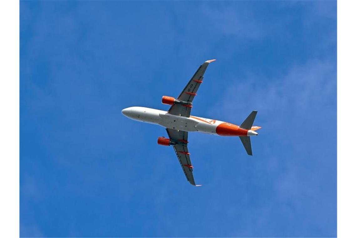 Ein Easyjet-Flugzeug im Anflug auf Berlin. Foto: Patrick Pleul/dpa-Zentralbild/ZB