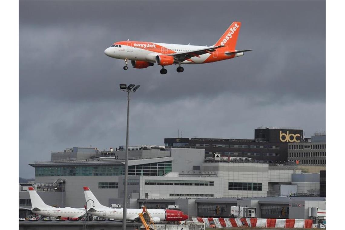Brexit-Wirrwarr bremst Easyjet Ein Easyjet-Flugzeug kurz vor der Landung am Londoner Flughafen Gatwick. Foto: John Stillwell/PA Wire/dpa