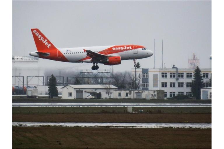 Ein Easyjet-Flugzeug landet in Berlin-Schönefeld. Foto: Soeren Stache/dpa