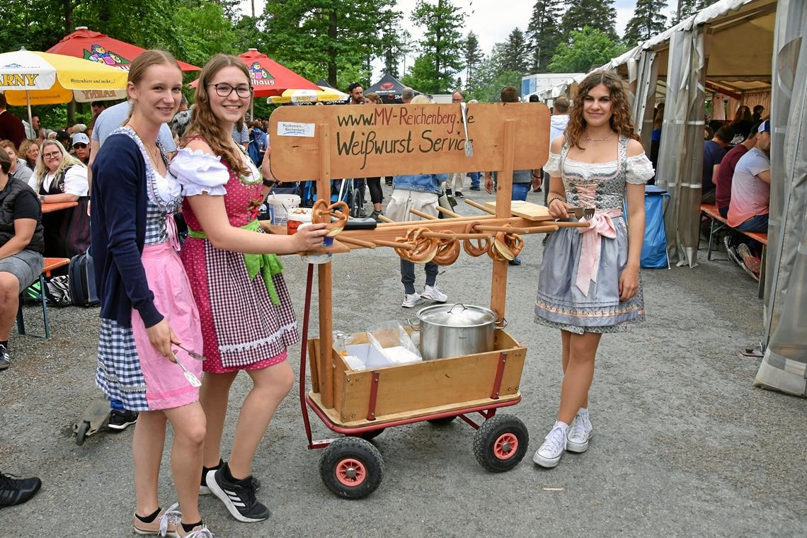 Ein echter Hingucker auf dem Buch-Eich-Fest: Der Weißwurst-Wagen. Im  Dirndl von...