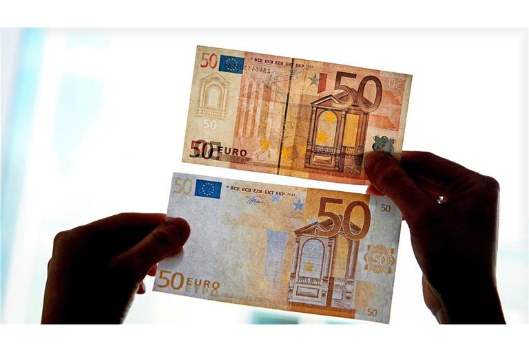 Ein echter und ein falscher Fünfzig-Euro-Schein. Auf dem Oktoberfest in München wollte ein Gast mit Falschgeld zahlen (Symbolfoto).