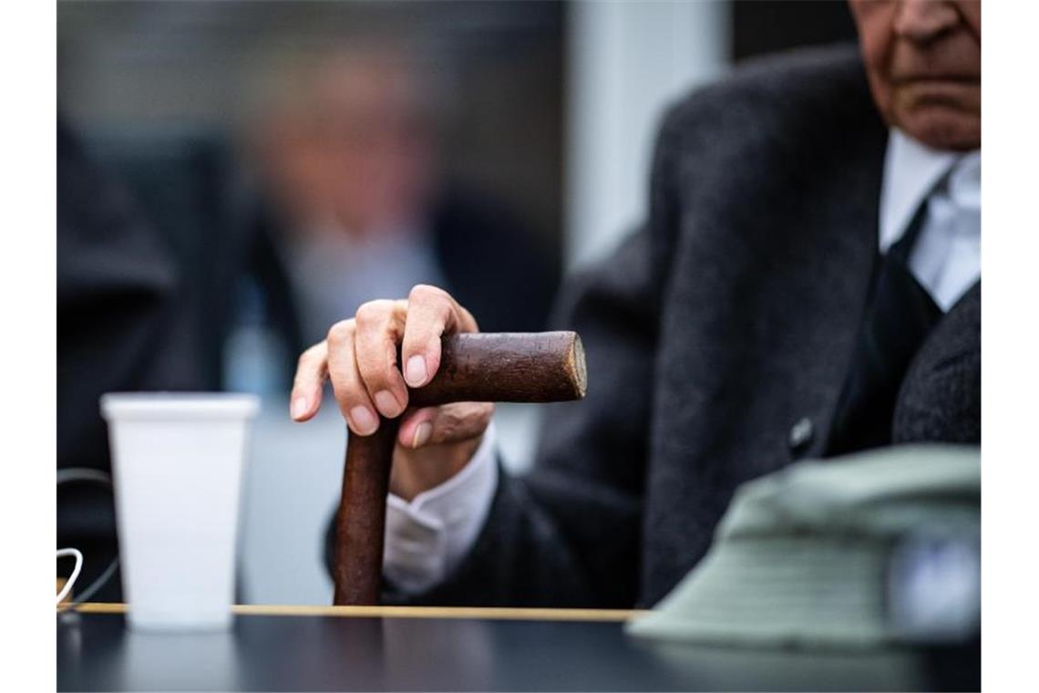 Ein ehemaliger SS-Mann im November 2018 auf der Anklagebank eines Landgerichts. Foto: Guido Kirchner/Illustration