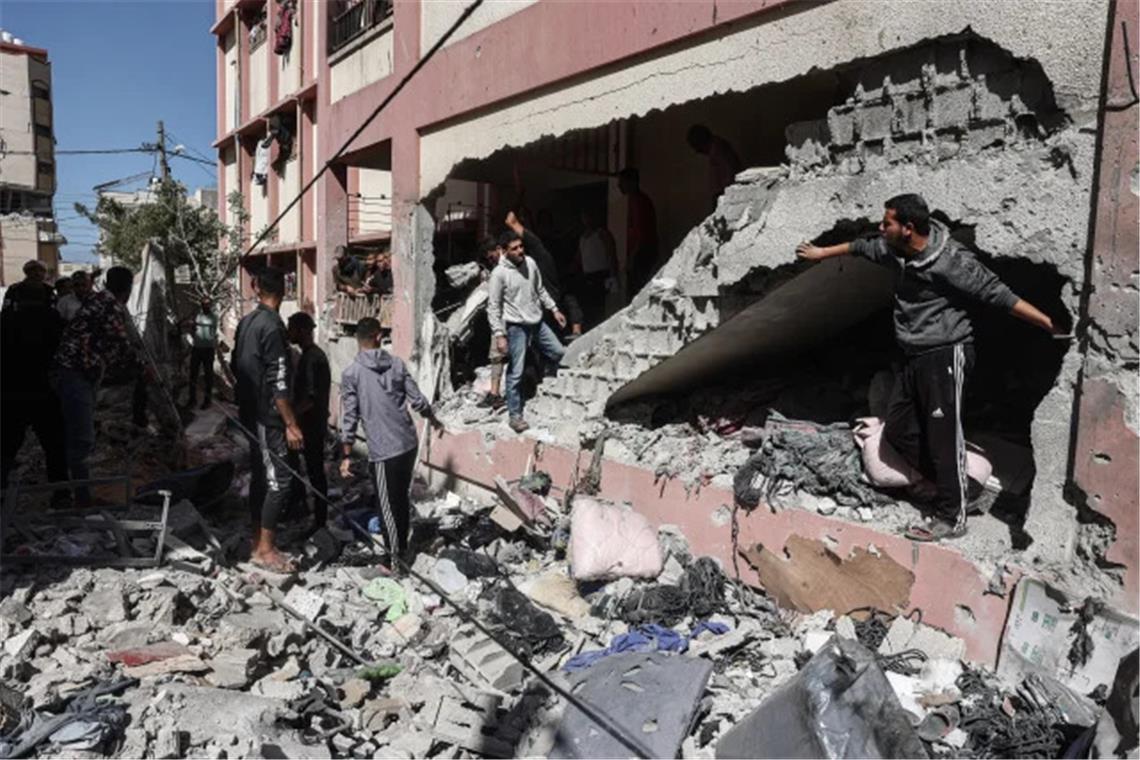 Israels Armee erklärt weitere Hamas-Geisel für tot Ein ehemaliges Schulgebäude, das von einem israelischen Luftangriff getroffen wurde.