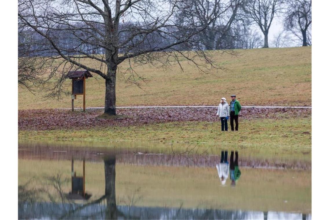 Im Südwesten wird es stürmisch Ein Ehepaar steht am Ufer des Eichener Sees. Foto: Philipp von Ditfurth/dpa/Archivbild