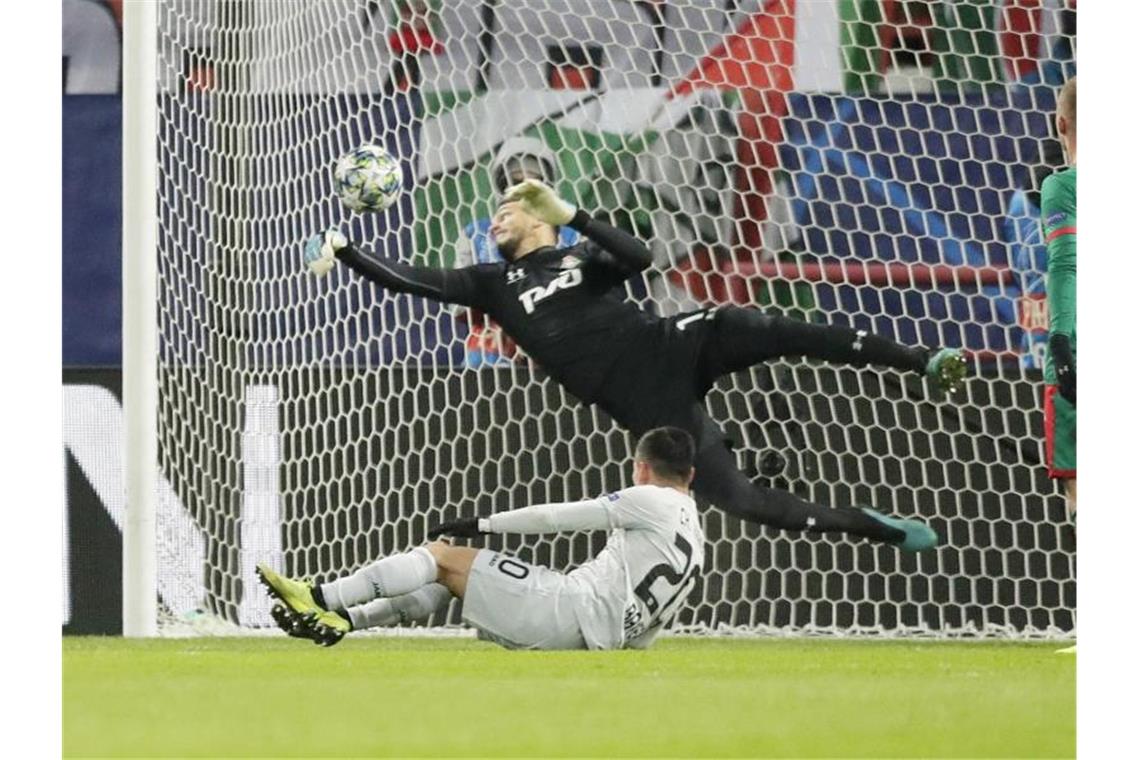 Ein Eigentor brachte Leverkusen in Front. Foto: Pavel Golovkin/AP/dpa