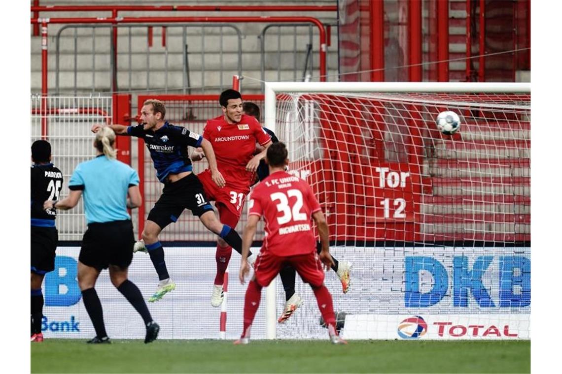 FC Bayern zum 30. Mal Meister - Paderborn steigt ab Ein Eigentor von Ben Zolinski (3.v.l) machte den Paderborner Abstieg perfekt. Foto: Kay Nietfeld/dpa