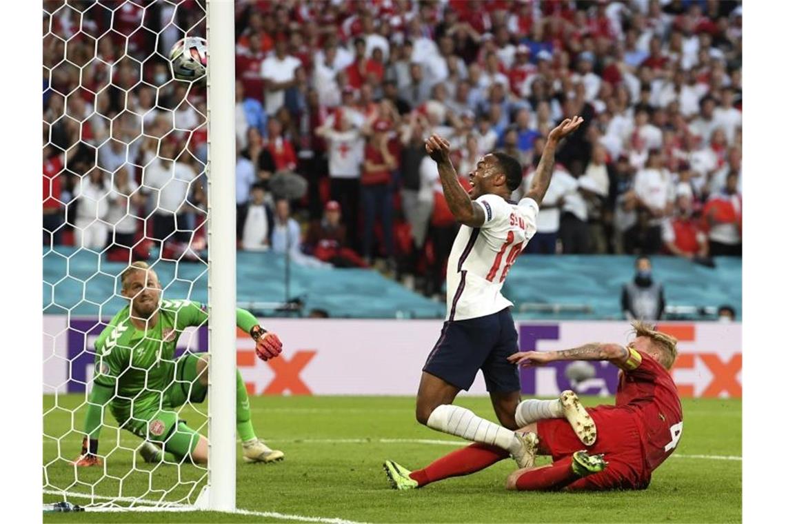 Nach Krimi gegen Dänemark: England folgt Italien ins Finale Ein Eigentor von Dänemarks Simon Kjaer (r) sorgte für den Ausgleich. Foto: Andy Rain/Pool EPA/AP/dpa