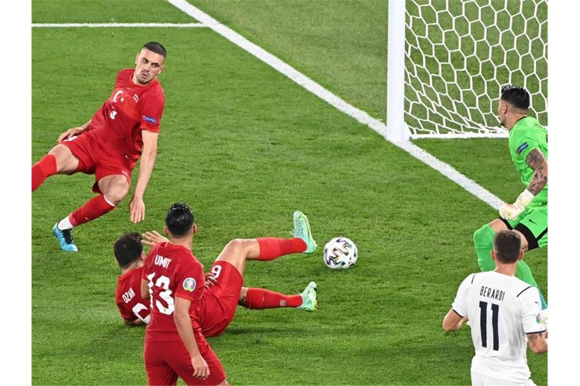 Italien glänzt zum EM-Start: Klarer Sieg gegen die Türkei Ein Eigentor von Merih Demiral (l) leitete die türkische Niederlage in Rom ein. Foto: Matthias Balk/dpa