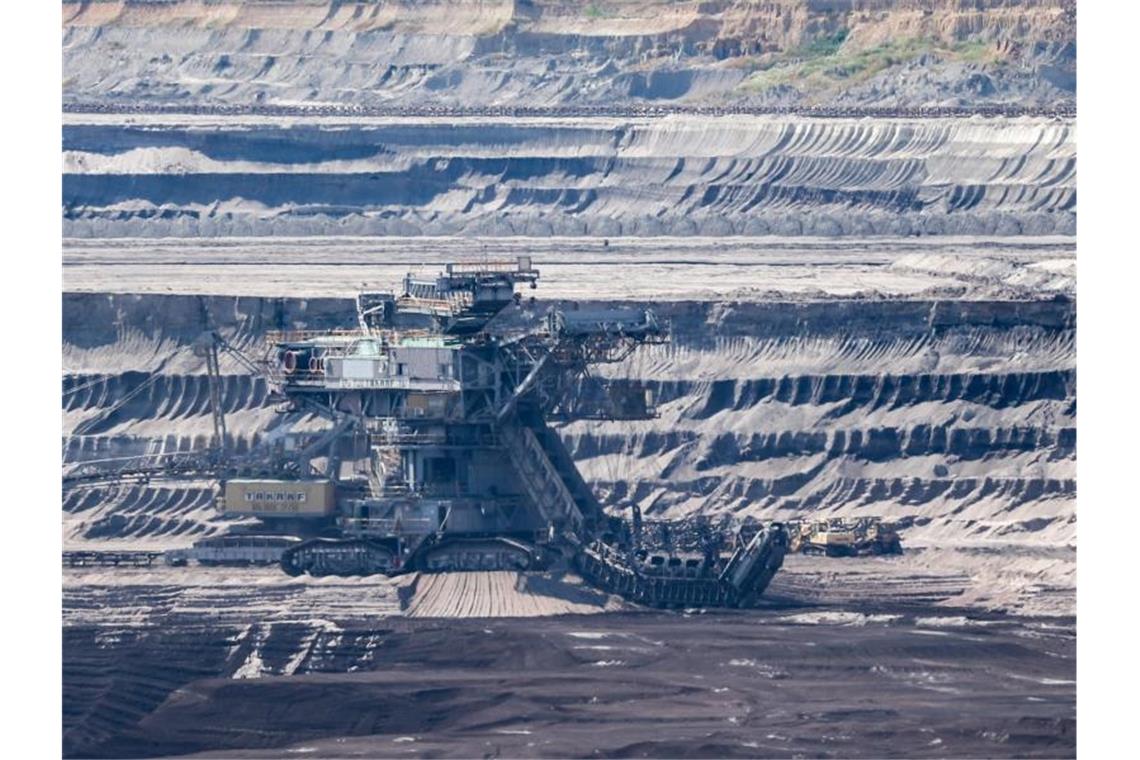 Ein Eimerkettenbagger im Tagebau Vereinigtes Schleenhain (Symbolbild). Laut Germanwatch wird die Erde ab dem 29. Juli übernutzt - „wir nehmen ihr Ressourcen, die sie in diesem Jahr nicht mehr regenerieren kann“. Foto: Jan Woitas/dpa-Zentralbild/dpa