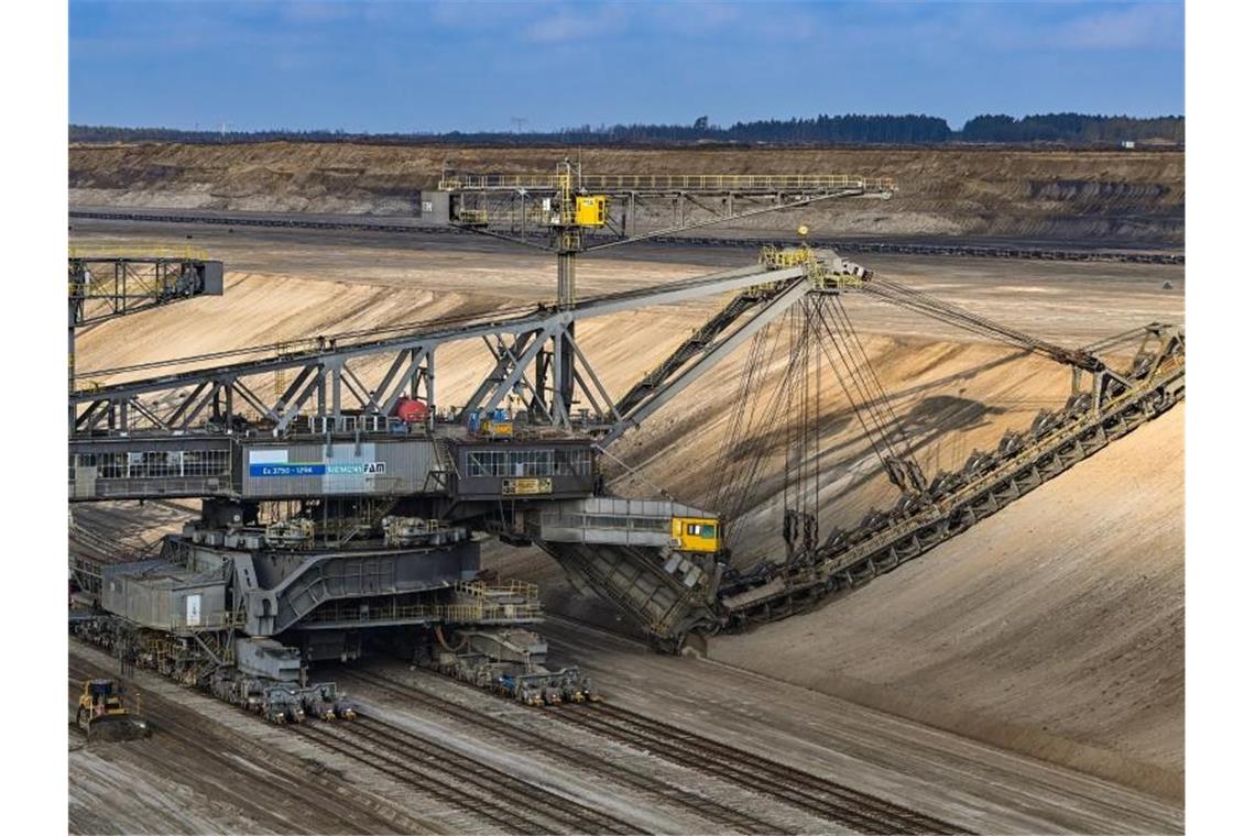 Ein Eimerkettenbagger trägt Erde im Braunkohletagebau Jänschwalde der Lausitz Energie Bergbau AG (Leag) ab. Die EU-Kommissio hat „Zweifel, ob die Entschädigung der Betreiber für entgangene Gewinne als erforderliches Mindestmaß betrachtet werden kann“. Foto: Patrick Pleul/dpa-Zentralbild/ZB