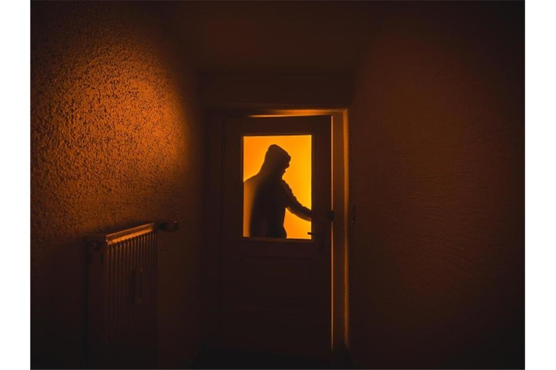 Ein Einbrecher verschafft sich Zutritt zu einer Wohnung. Foto: Nicolas Armer/Archivbild