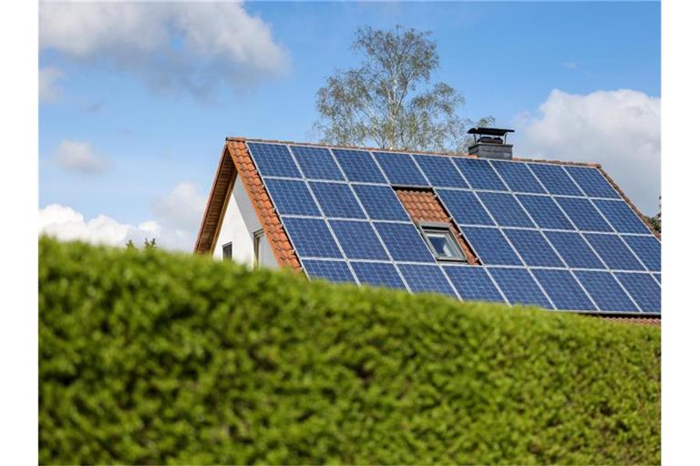 Ein Einfamilienhaus mit Solarpaneelen auf dem Hausdach. Foto: Jan Woitas/dpa-Zentralbild/dpa