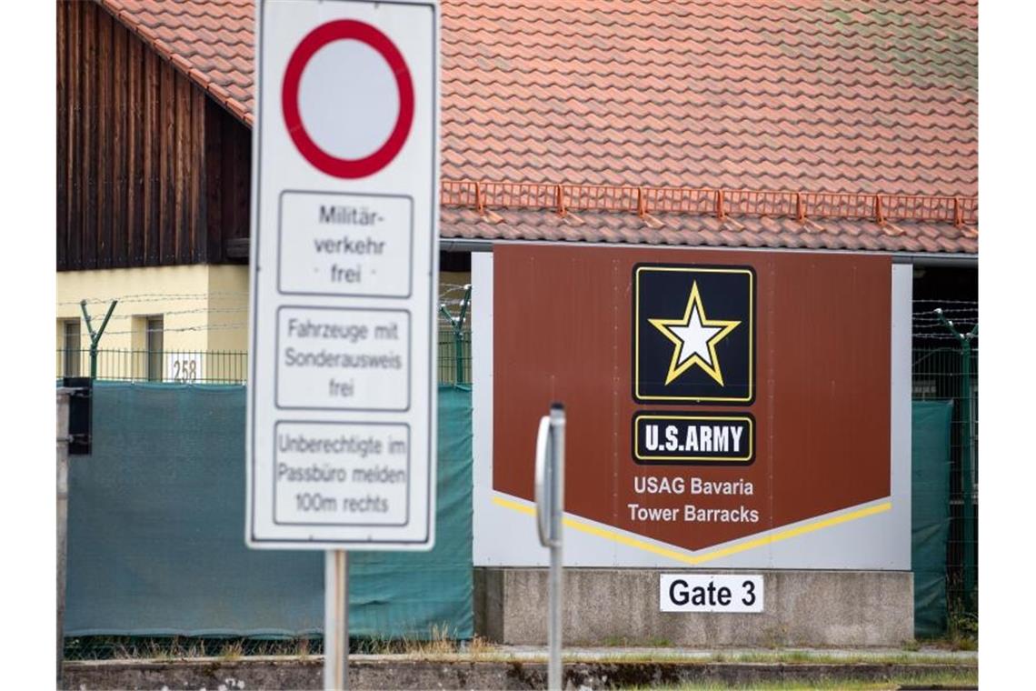 Ein Eingang zum Truppenübungsplatz der US-Army. Foto: Daniel Karmann/dpa