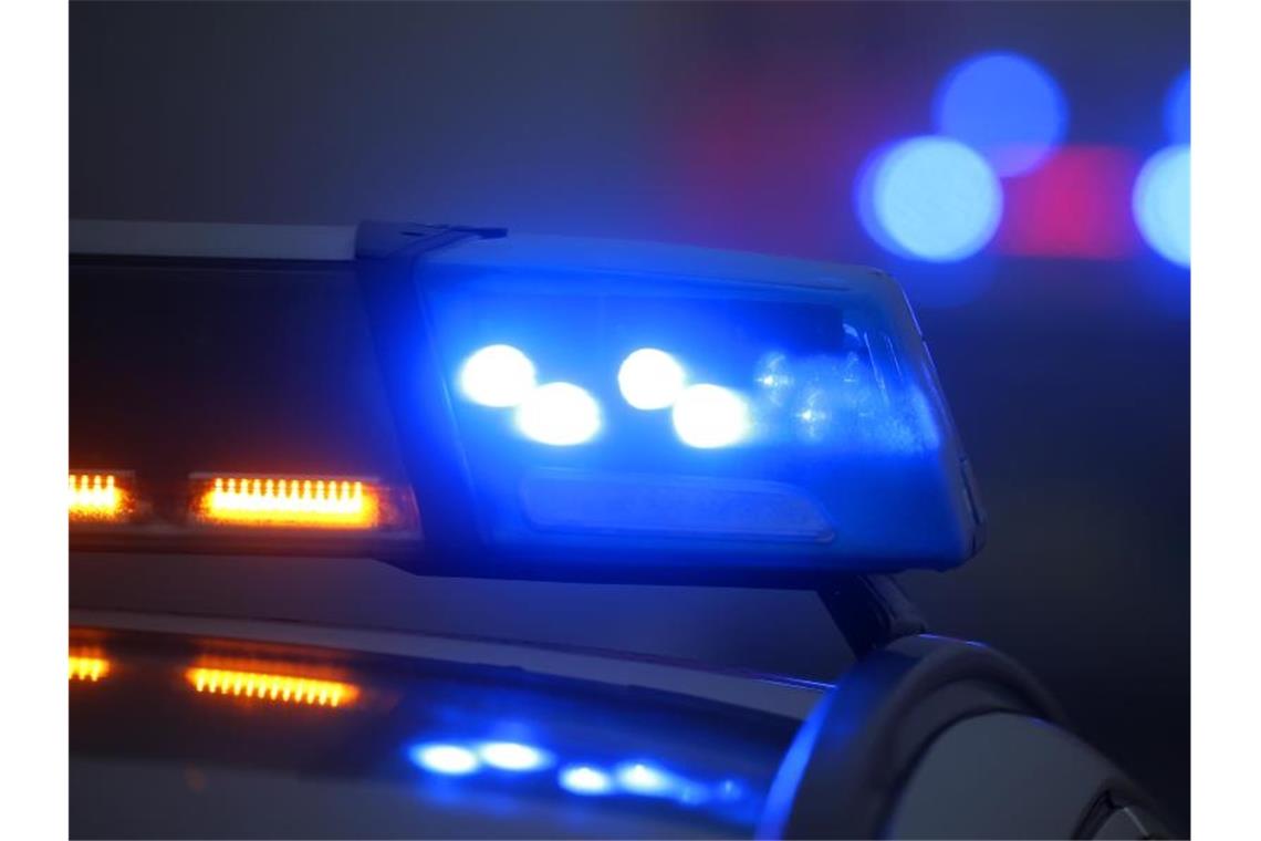 Ein eingeschaltetes Blaulicht leuchtet auf einer Polizeistreife. Foto: Karl-Josef Hildenbrand/dpa/Archivbild