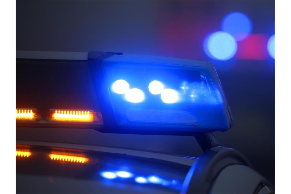 Ein eingeschaltetes Blaulicht leuchtet auf einer Polizeistreife. Foto: Karl-Josef Hildenbrand/dpa/Symbolbild