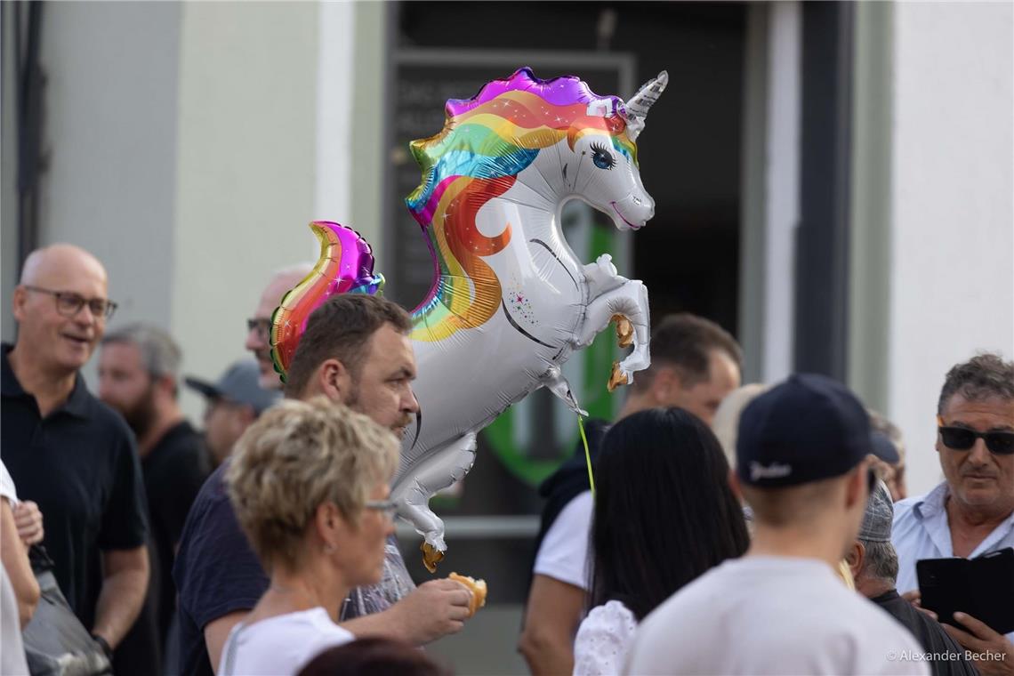 Ein Einhorn-Luftballon sorgt für gute Stimmung. 