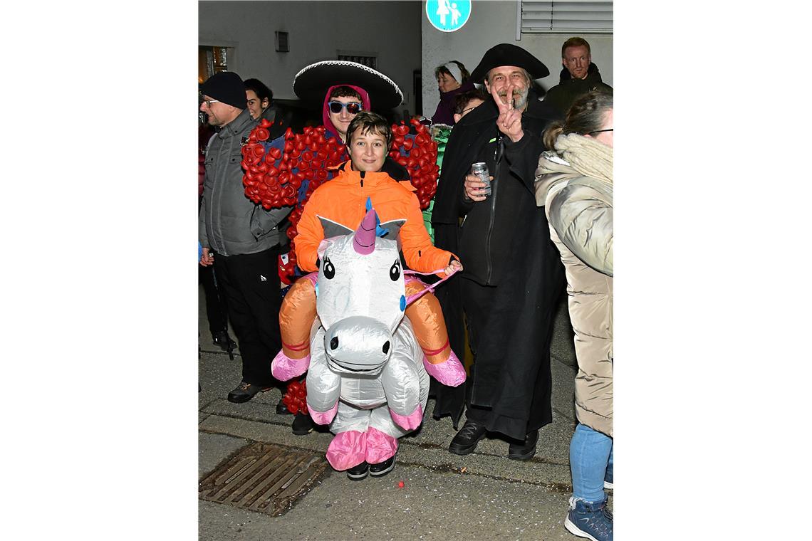 Ein Einhorn und andere Faschingsfiguren. Nachtumzug der Schbiallomba-Schlotzer i...