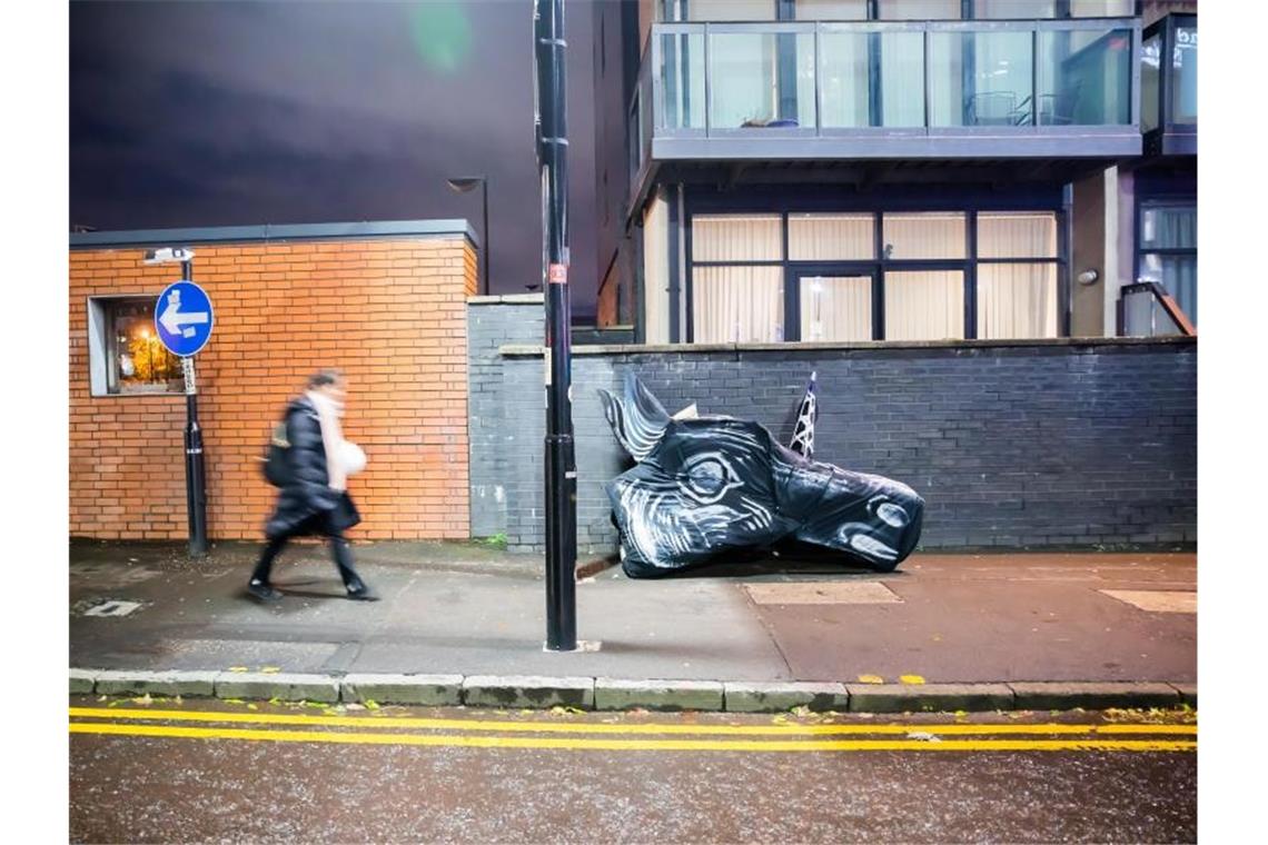 UN-Klimagipfel von Glasgow leitet Kohleausstieg ein Ein Einhornkopf liegt am Abend vor dem Gelände der UN-Klimakonferenz COP26 auf der Straße. Sogenannte „Carbon Unicorns“ (CO2-Einhörner) sind ein Symbol für Scheinmaßnahmen für den Klimaschutz. Foto: Christoph Soeder/dpa