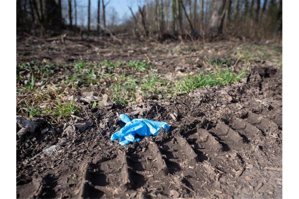 Ein Einmalhandschuh liegt nahe des mutmaßlichen Tatorts. Foto: Sebastian Gollnow/dpa