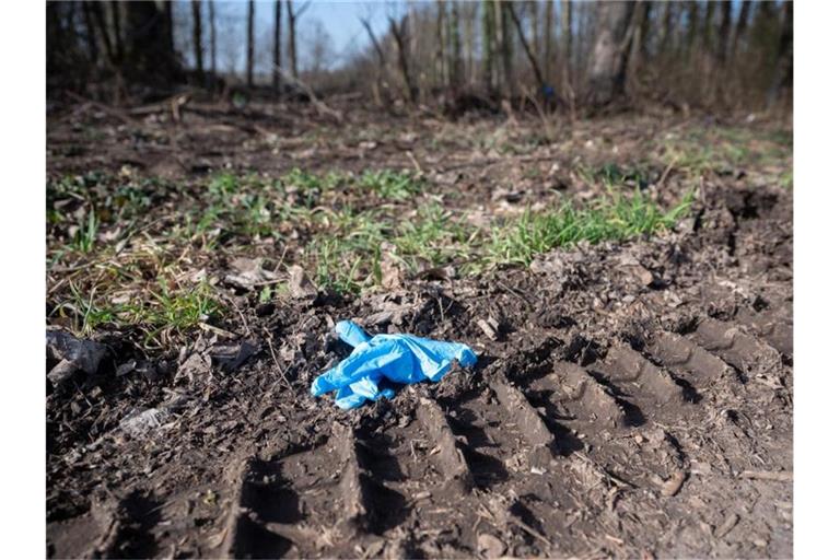 Ein Einmalhandschuh liegt nahe des mutmaßlichen Tatorts. Foto: Sebastian Gollnow/dpa