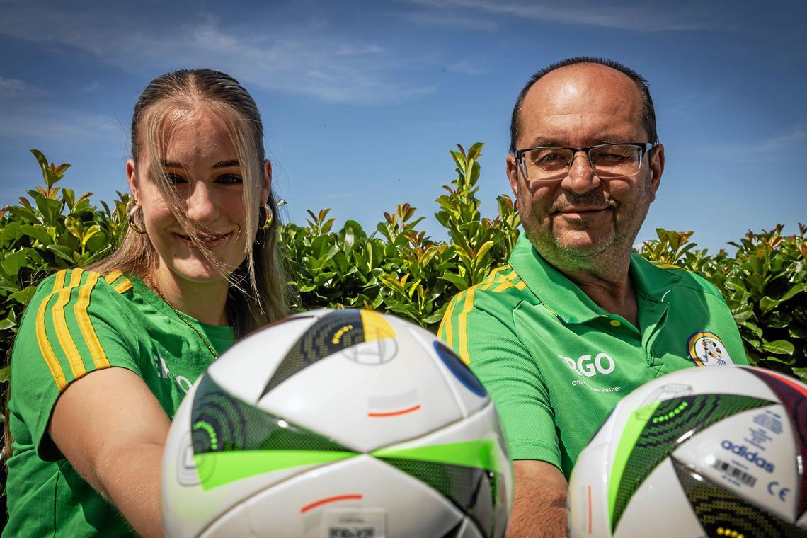 Die Schotten sind Fan-Europameister Ein einmaliges Erlebnis und viele Erfahrungen liegen hinter den beiden Volunteers. Fiona Sachs und Silvio Kovac haben aufregende Tage hinter sich und sind zufrieden. Foto: Alexander Becher