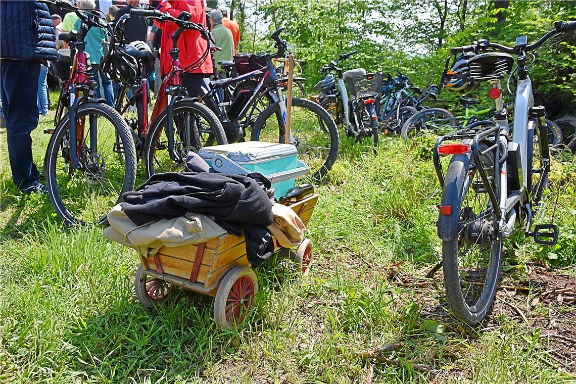 Ein einsamer alter Bollerwagen zwischen lauter E-Bikes. 