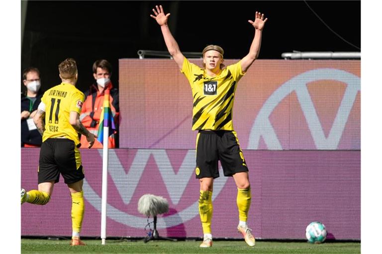 Ein Einsatz von BVB-Topstürmer Erling Haaland (r) gegen Leipzig ist weiter offen. Foto: Swen Pförtner/dpa