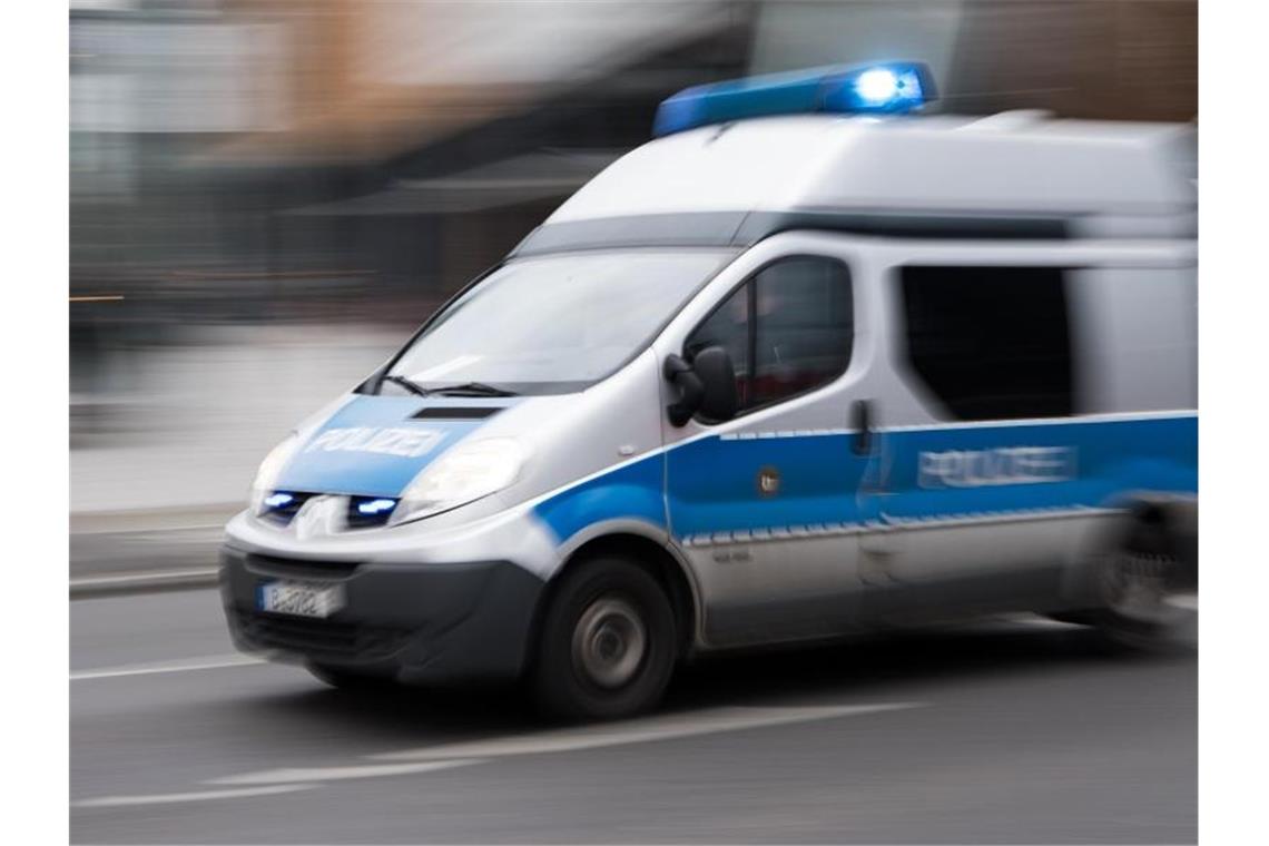 Ex-Lebensgefährtin gewürgt: 37-Jähriger in Untersuchungshaft Ein Einsatzfahrzeug der Berliner Polizei fährt mit eingeschaltetem Blaulicht am Potsdamer Platz vorbei. Foto: Bernd von Jutrczenka/dpa