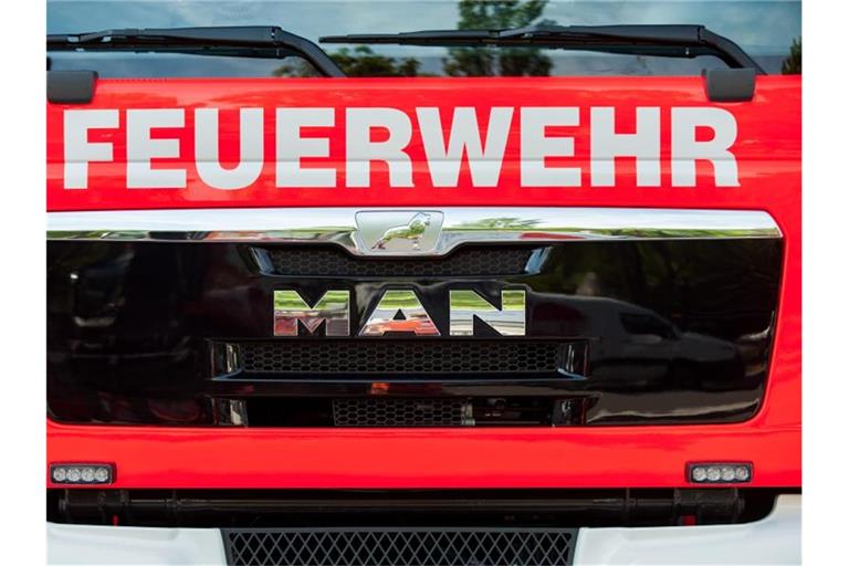 Ein Einsatzfahrzeug der Feuerwehr. Foto: Hauke-Christian Dittrich/dpa/Symbolbild/Archiv