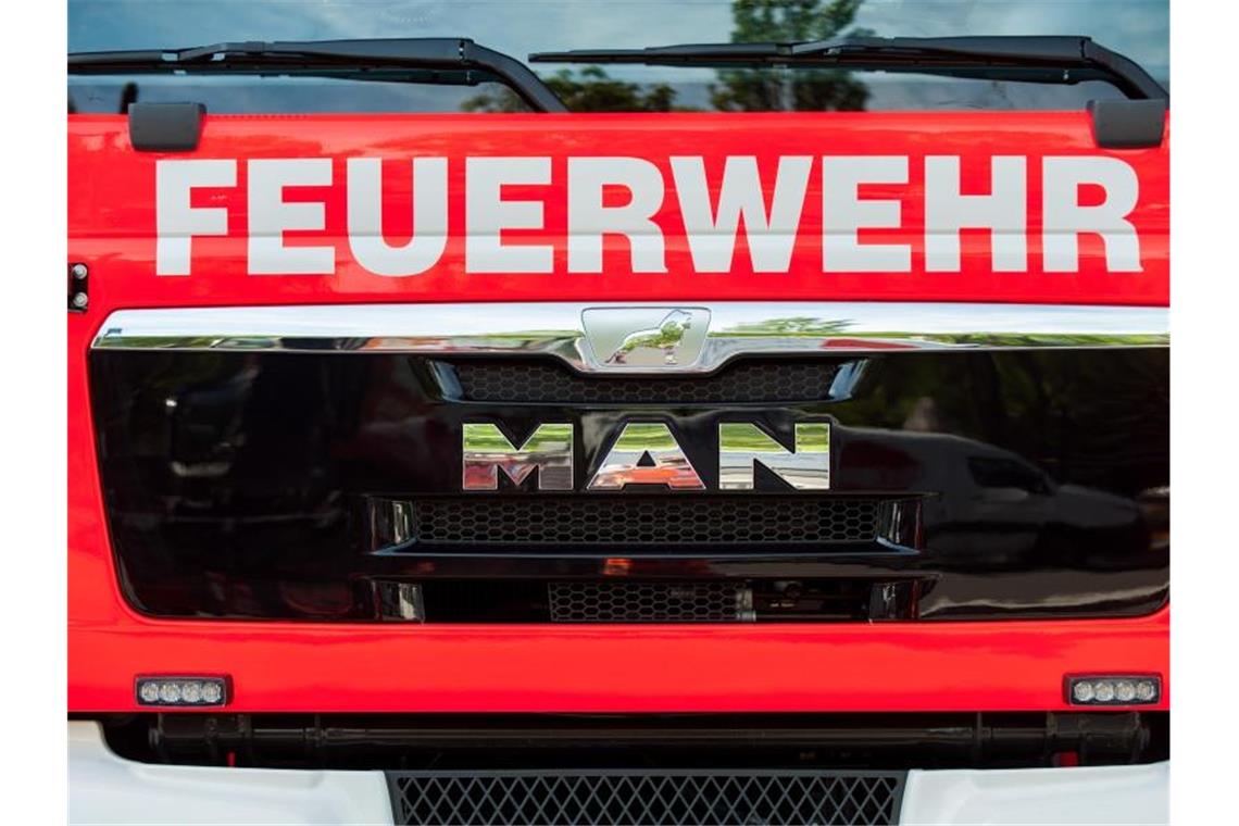 Brennender Mülleimer: Mehrfamilienhaus evakuiert Ein Einsatzfahrzeug der Feuerwehr. Foto: Hauke-Christian Dittrich/Archivbild
