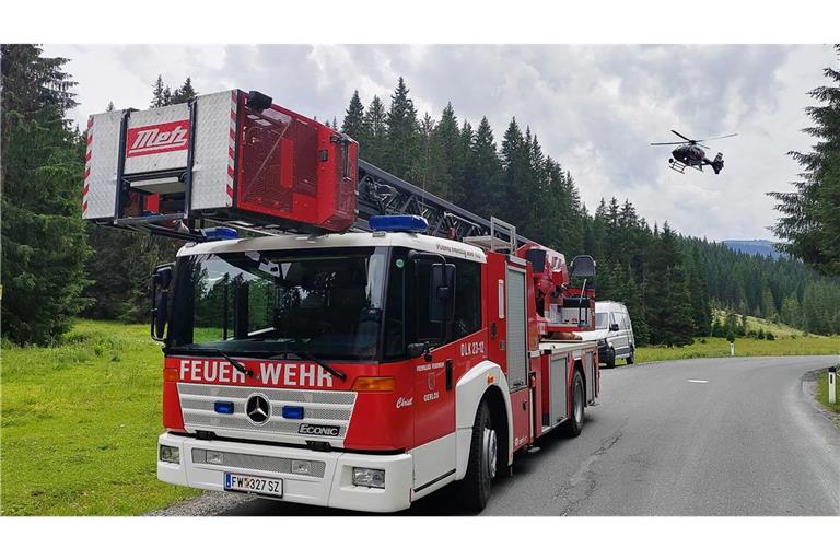 Ein Einsatzfahrzeug der Feuerwehr steht in der Nähe der Absturzstelle eines Kleinflugzeugs im Gemeindegebiet von Krimml.