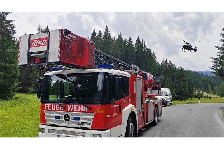 Ein Einsatzfahrzeug der Feuerwehr steht in der Nähe der Absturzstelle eines Kleinflugzeugs im Gemeindegebiet von Krimml.