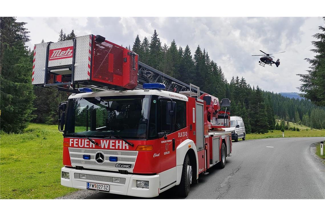 Vier Tote bei Absturz eines Kleinflugzeugs in Österreich Ein Einsatzfahrzeug der Feuerwehr steht in der Nähe der Absturzstelle eines Kleinflugzeugs im Gemeindegebiet von Krimml.