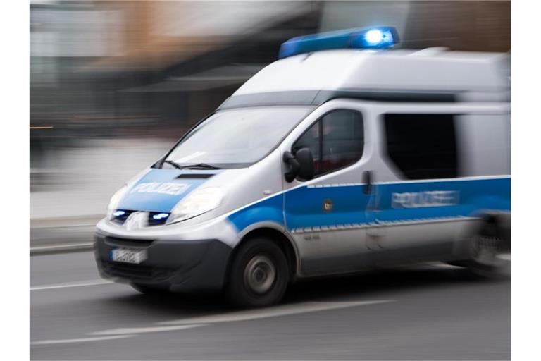 Ein Einsatzfahrzeug der Polizei fährt mit eingeschaltetem Blaulicht. Foto: Bernd von Jutrczenka/dpa/Symbol