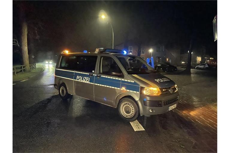 Ein Einsatzfahrzeug der Polizei in Fischerhude. Die Polizei hat dort zwei Leichen in einem Haus entdeckt. Foto: Andre van Elten/TNN/dpa