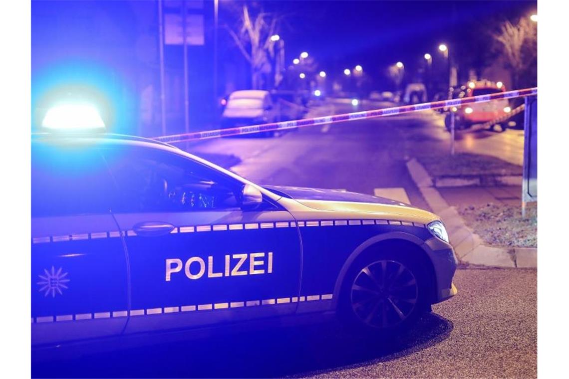 Unfallfahrer bedroht Polizei mit Schwert und wird erschossen Ein Einsatzfahrzeug der Polizei in Stuttgart. Foto: Christoph Schmidt/dpa