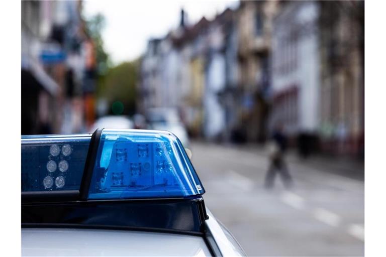Ein Einsatzfahrzeug der Polizei steht am Straßenrand. Foto: Philipp von Ditfurth/dpa/Symbolbild