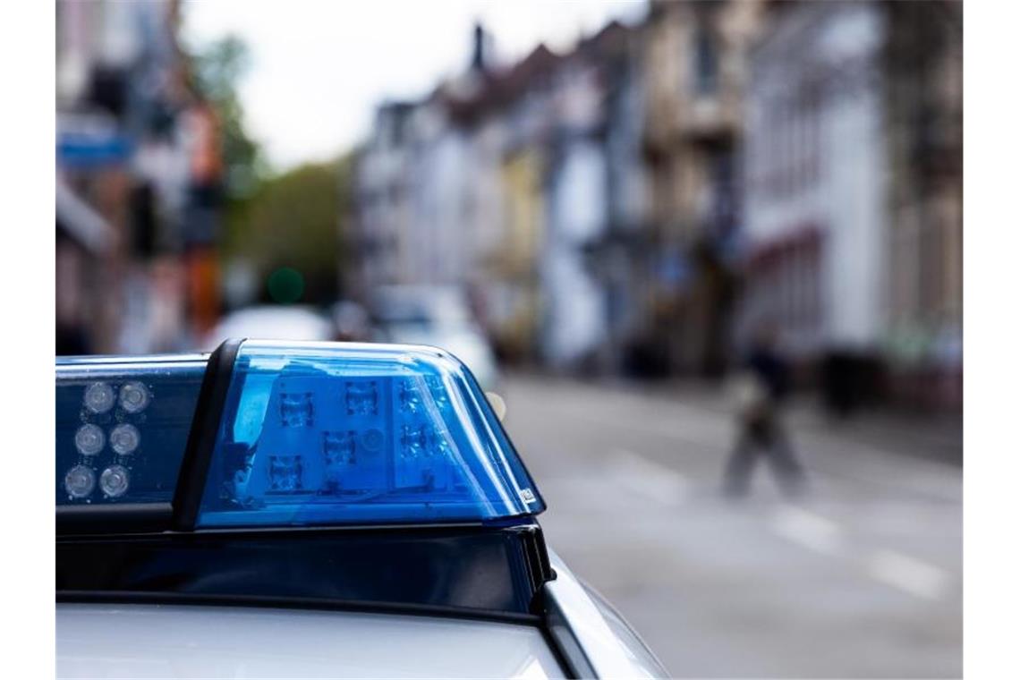 Ein Einsatzfahrzeug der Polizei steht am Straßenrand. Foto: Philipp von Ditfurth/dpa/Symbolbild