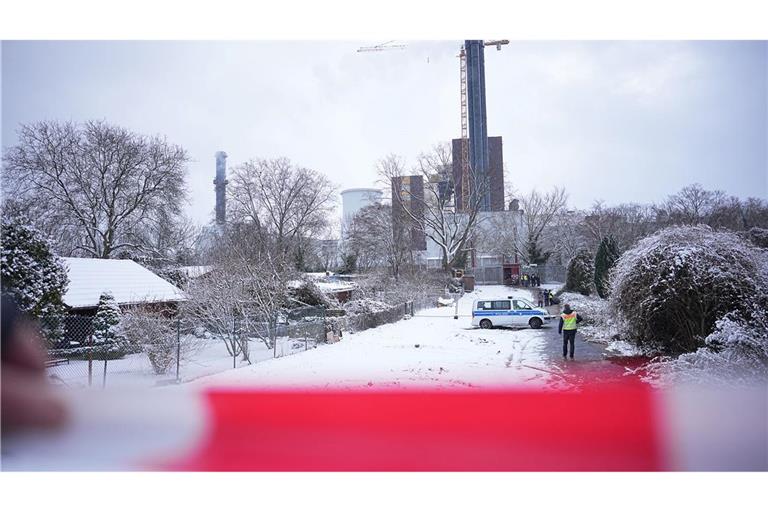 Ein Einsatzfahrzeug der Polizei steht an der Brandstelle einer Kabelbrücke vor dem Kraftwerk Lichterfelde. Nach dem Brand einer Kabelbrücke ist im Südwesten Berlins für 50.000 Haushalte und 2.000 Gewerbebetriebe der Strom ausgefallen.